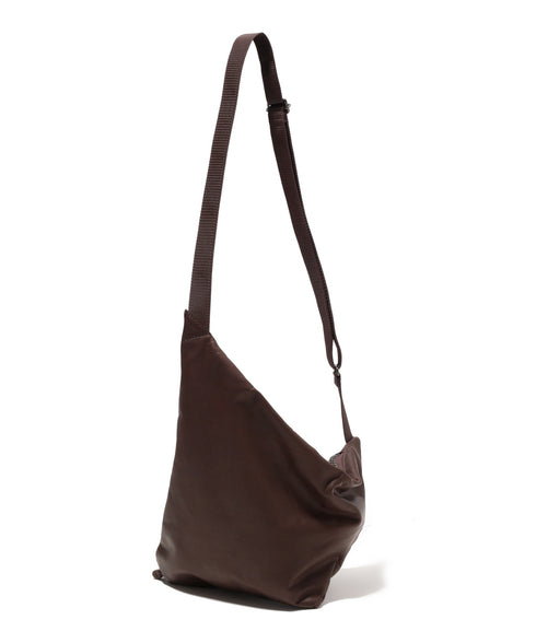 MR.OLIVE E.O.I / WATERPROOF LIGHT LEATHER TRIANGLE BODY BAG / ミスターオリーブイーオーアイ / ウォータープルーフライトレザー / トライアングルボディバッグ
