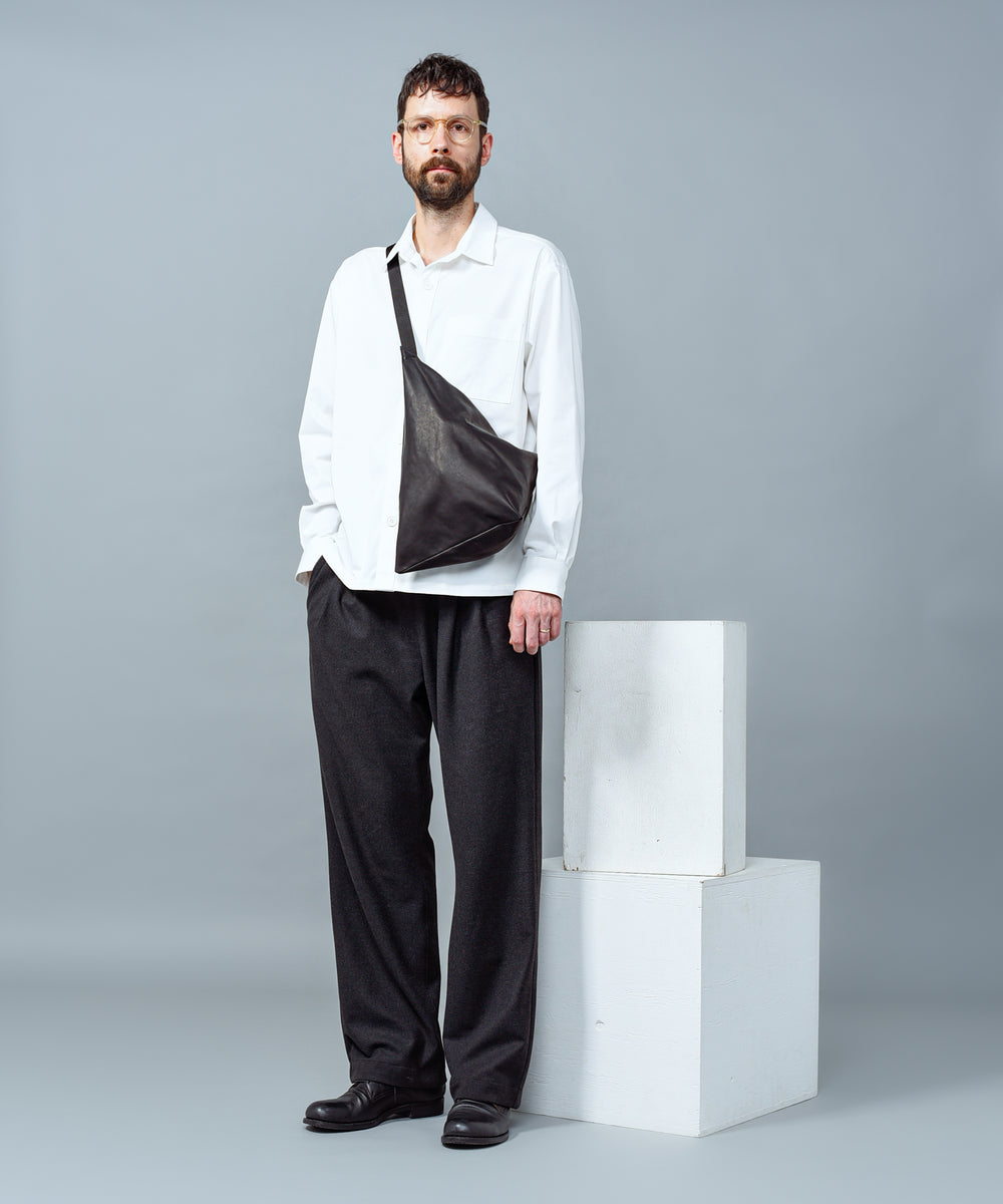 MR.OLIVE E.O.I / WATERPROOF LIGHT LEATHER TRIANGLE BODY BAG